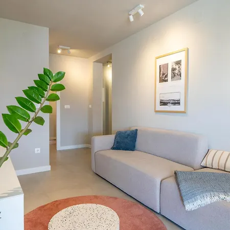 アパート In With Kitchen *