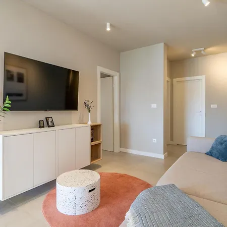 Gorgeous Apartment In Selca With House Sea View * Selca (Brac)