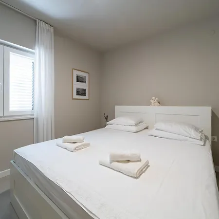 Appartamento Gorgeous Apartment In Selca With House Sea View *