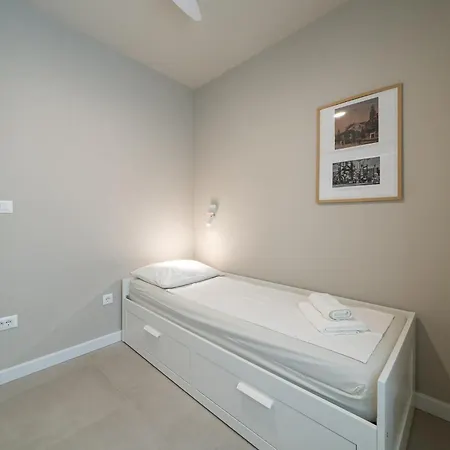 Gorgeous Apartment In Selca With House Sea View * Selca (Brac)